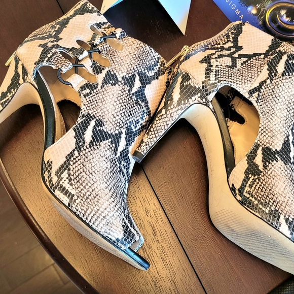 Banana Republic Averie Snakeskin Booties, 7M - Picture 10 of 14